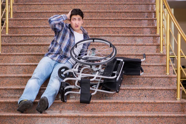 Homem com deficiência em cadeira de rodas com problemas com escadas — Fotografia de Stock