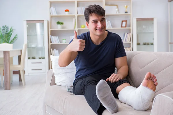 Hombre con la pierna rota recuperándose en casa —  Fotos de Stock