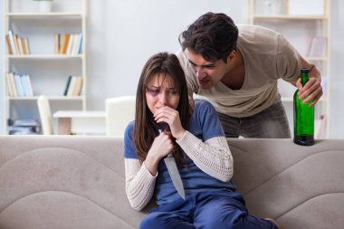 Çaresiz eş kocasını öldürmeye çalışıyor.