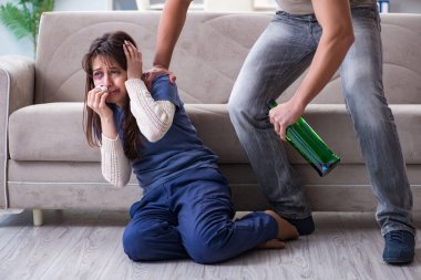 Sarhoş koca aile içi şiddet kavramında karısını taciz ediyor.