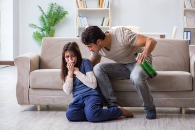 Sarhoş koca aile içi şiddet kavramında karısını taciz ediyor.