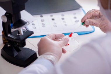 Uyuşturucu sentezi laboratuarı haplarla deney yapıyor.