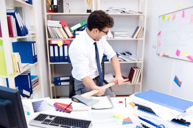 Ofiste sinirli bir işadamı var.