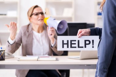 Kızgın patron, kötü performansı yüzünden çalışanı kovuyor.