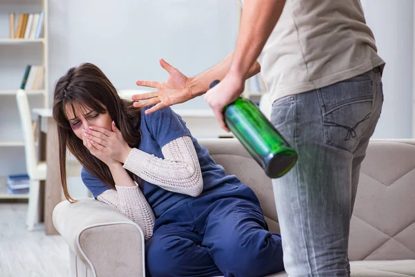 Dronken echtgenoot misbruikt vrouw in huiselijk geweld concept — Stockfoto