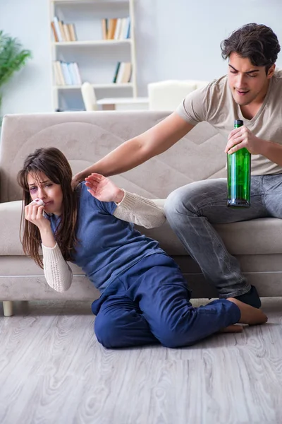 Esposo borracho abusando de su esposa en concepto de violencia doméstica — Foto de Stock