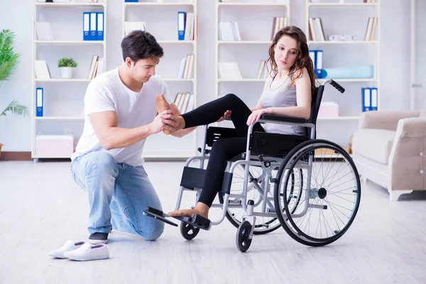 Patient unterzieht sich Rehabilitationsprogramm beim Arzt — Stockfoto