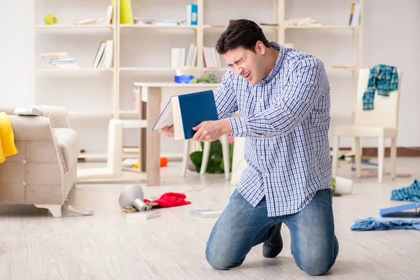 Man found his house after burglary robbed by burglars — Stock Photo, Image