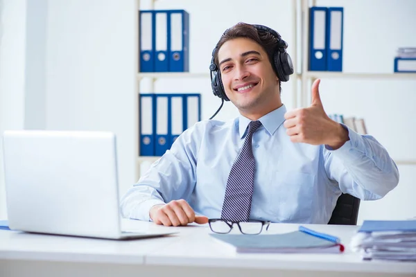 Operatore di call center che parla con il cliente in diretta — Foto Stock