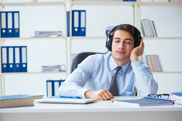 Assistente di vendita che ascolta musica durante la pausa pranzo — Foto Stock