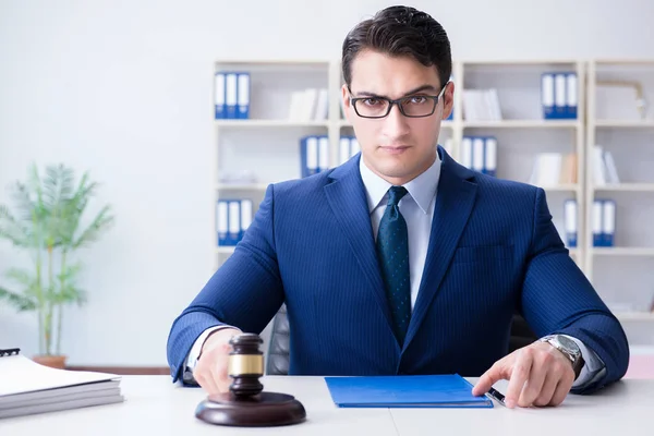 Jonge advocaat rechter zit in het kantoor — Stockfoto