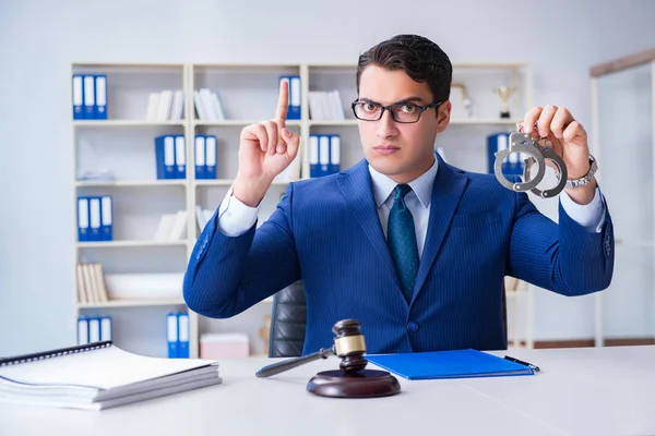 Jonge advocaat rechter zit in het kantoor — Stockfoto