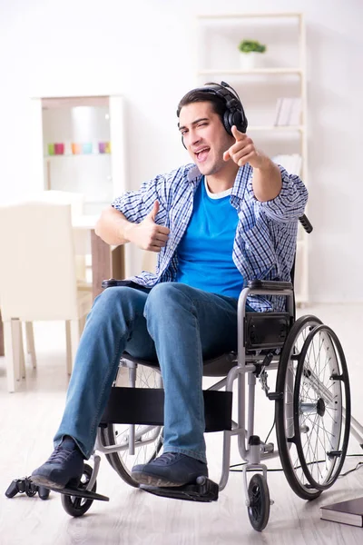 Handicapés écoutant de la musique en fauteuil roulant — Photo