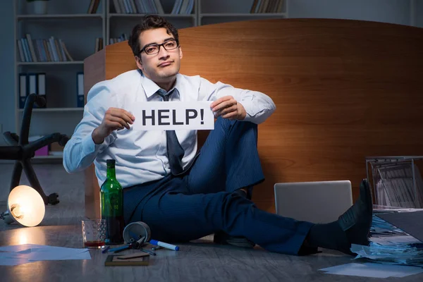 Werknemer vraagt om hulp en drinken onder stress en wanhoop — Stockfoto