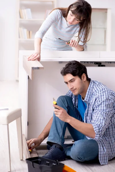 Marido reparando mesa rota en casa — Foto de Stock