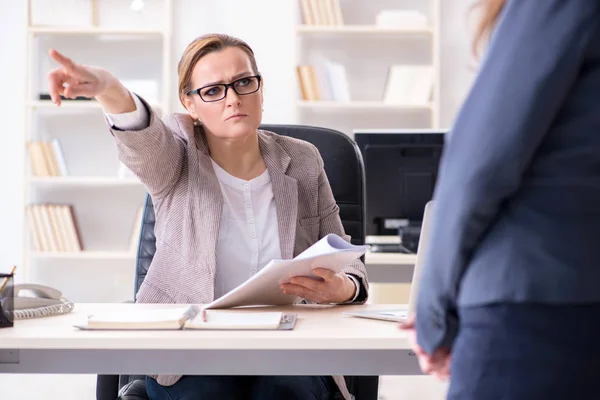 Angry boss dismissing employee for bad underperformance — Stock Photo, Image