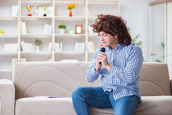 Funny man singing songs in karaoke at home — Stock Photo, Image