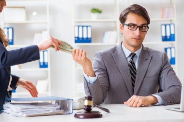 Avukata hizmetleri için rüşvet teklif ediliyor.