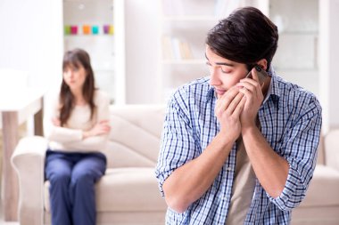 Evde birbirini aldatan bir çift.