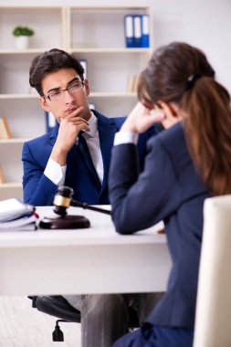 Avukat, ofisteki müvekkili ile konuşuyor.