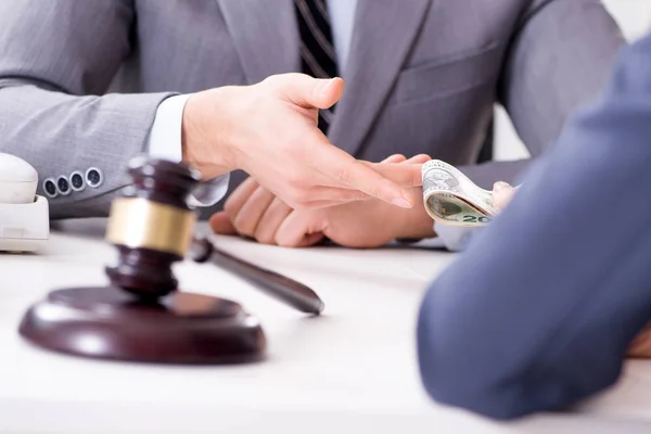 Advocaat wordt smeergeld aangeboden voor zijn diensten. — Stockfoto