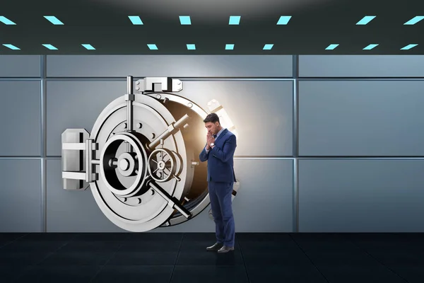 Geschäftsmann besorgt über Diebstahl an Banktresortür — Stockbild Geschäftsmann besorgt über Diebstahl an Banktresortür — Stockfoto