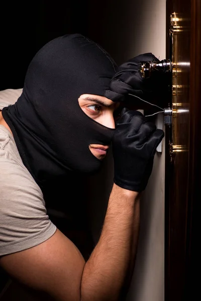 Бурґлар у балаклавській масці на місці злочину — стокове фото
