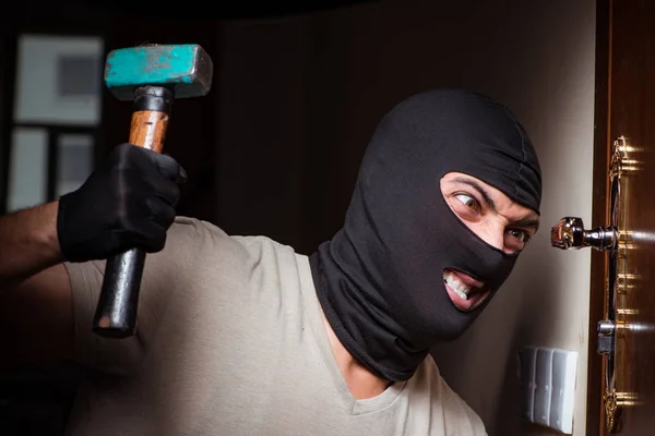 Inbrottstjuv bär balaclava mask på brottsplatsen — Stockfoto