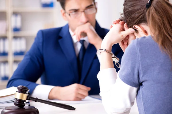 Advocaat in gesprek met zijn cliënt in functie — Stockfoto