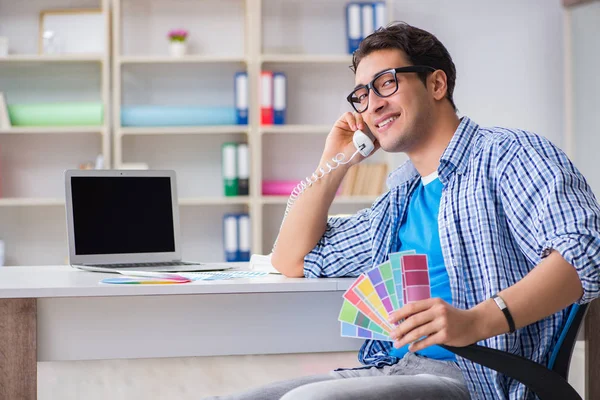 Junge Designerin arbeitet an neuem Projekt und wählt Farben — Stockfoto