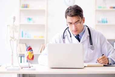 Doktor hoca kalp modelini açıklıyor.