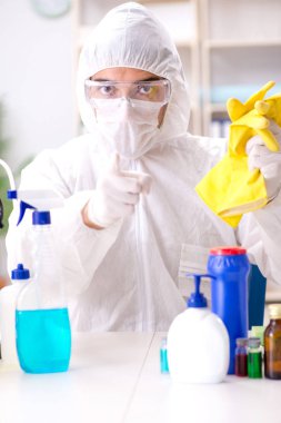 Kimyager banyo malzemelerinin kalitesini kontrol ediyor.