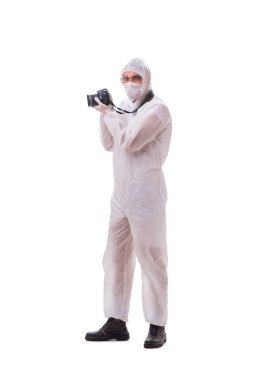 Korunma giysisinde adli tıp uzmanı beyazların fotoğraflarını çekiyor.