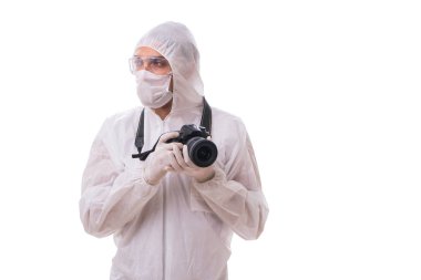 Korunma giysisinde adli tıp uzmanı beyazların fotoğraflarını çekiyor.