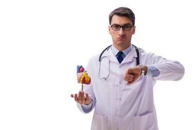 Kalp şeklinde genç bir doktor beyazı izole etti.