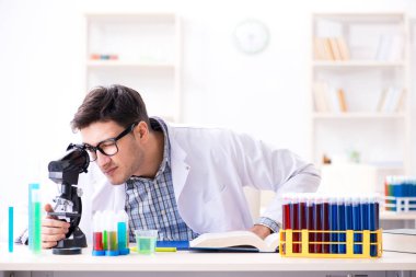 Kimya öğrencisi sınıfta kimyasal deneyler yapıyor.