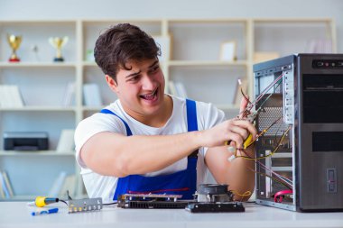 Tecrübeli teknikler tarafından bilgisayar donanımı onarımı ve onarımı