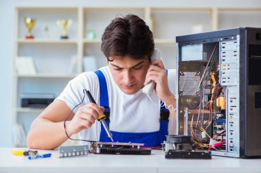 Tecrübeli teknikler tarafından bilgisayar donanımı onarımı ve onarımı