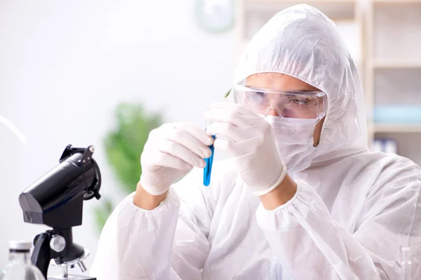 Jeune étudiant chimiste travaillant en laboratoire sur les produits chimiques — Photo