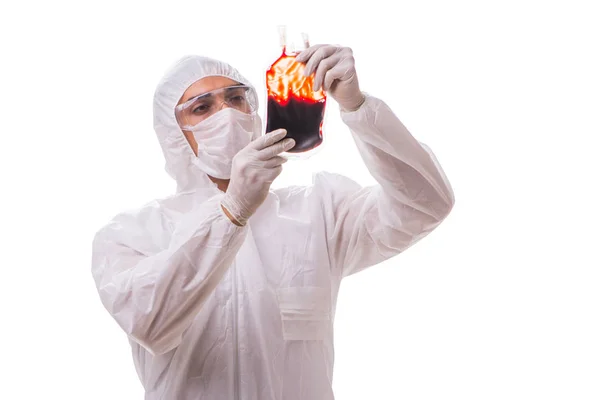 Epidemiologista com amostra de sangue isolada em fundo branco — Fotografia de Stock