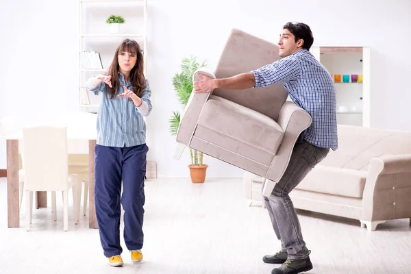 Muž pohybující se křeslo v obývacím pokoji — Stock fotografie