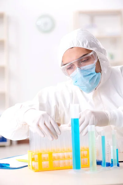 Giovane studente di chimica che lavora in laboratorio sui prodotti chimici — Foto Stock