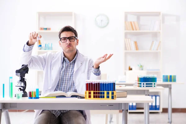 Studente di chimica che fa esperimenti chimici in classe activi — Foto Stock