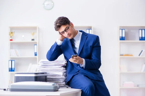 Zakenman maakt kopieën in kopieermachine — Stockfoto