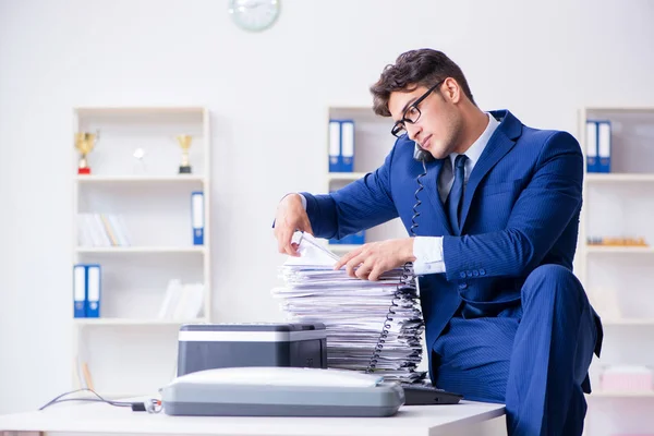 Businessman making copies in copying machine — Stock Photo, Image