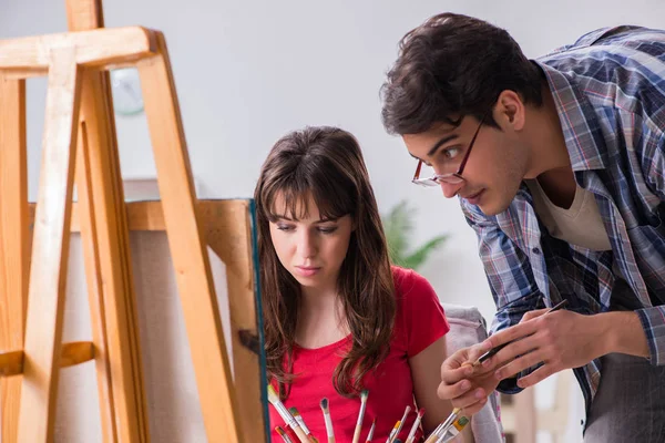 Artist coaching student in painting class in studio — Stock Photo, Image