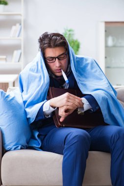 Hasta bir çalışan evde kalıyor ve bacadan acı çekiyor.