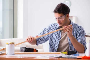 Marangozluk hobisi olan genç bir adam.