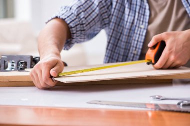 Marangozluk hobisi olan genç bir adam.