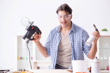 Marangozluk hobisi olan genç bir adam.